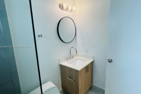 House in Miami, Florida 2 bedrooms, 172.52 sq.m. № 2059035 - photo 21