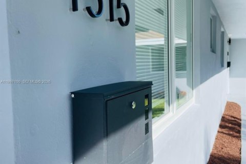 House in Miami, Florida 2 bedrooms, 172.52 sq.m. № 2059035 - photo 2