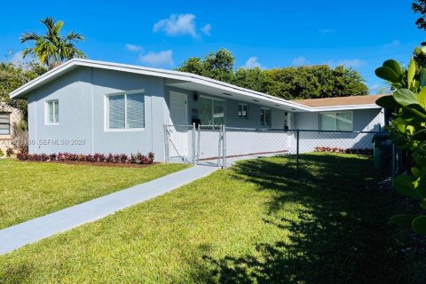 House in Miami, Florida 2 bedrooms, 172.52 sq.m. № 2059035 - photo 4