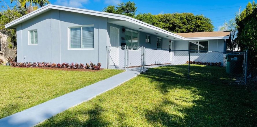 House in Miami, Florida 2 bedrooms, 172.52 sq.m. № 2059035