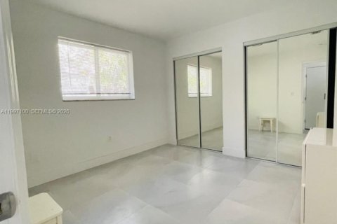 House in Miami, Florida 2 bedrooms, 172.52 sq.m. № 2059035 - photo 22