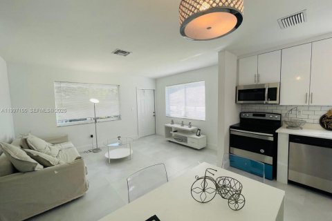 House in Miami, Florida 2 bedrooms, 172.52 sq.m. № 2059035 - photo 16