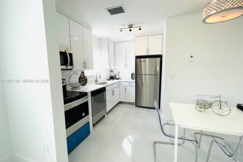 House in Miami, Florida 2 bedrooms, 172.52 sq.m. № 2059035 - photo 11