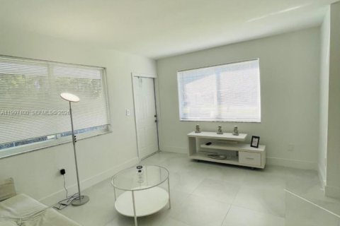 House in Miami, Florida 2 bedrooms, 172.52 sq.m. № 2059035 - photo 5