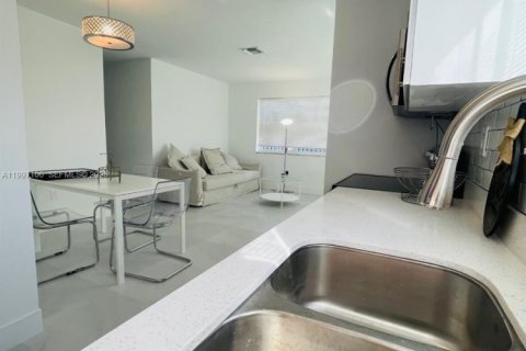 House in Miami, Florida 2 bedrooms, 172.52 sq.m. № 2059035 - photo 15