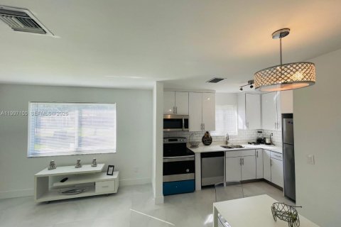 House in Miami, Florida 2 bedrooms, 172.52 sq.m. № 2059035 - photo 6