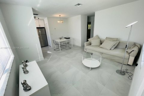 House in Miami, Florida 2 bedrooms, 172.52 sq.m. № 2059035 - photo 8