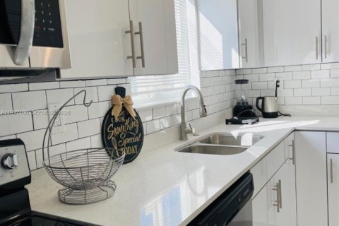 House in Miami, Florida 2 bedrooms, 172.52 sq.m. № 2059035 - photo 12