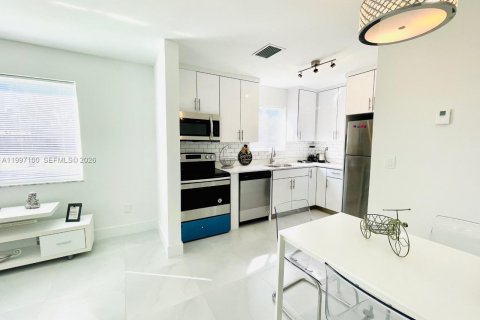 House in Miami, Florida 2 bedrooms, 172.52 sq.m. № 2059035 - photo 10