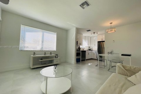 House in Miami, Florida 2 bedrooms, 172.52 sq.m. № 2059035 - photo 9