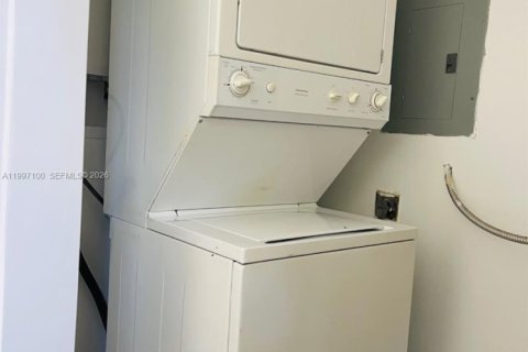 House in Miami, Florida 2 bedrooms, 172.52 sq.m. № 2059035 - photo 7