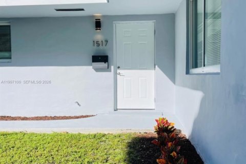 House in Miami, Florida 2 bedrooms, 172.52 sq.m. № 2059035 - photo 3