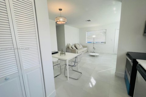 House in Miami, Florida 2 bedrooms, 172.52 sq.m. № 2059035 - photo 14