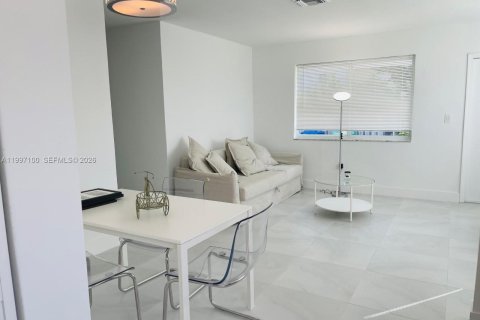 House in Miami, Florida 2 bedrooms, 172.52 sq.m. № 2059035 - photo 13