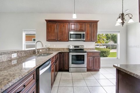 House in Orlando, Florida 4 bedrooms, 167.13 sq.m. № 2209535 - photo 7