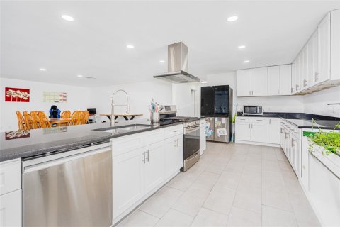 House in Edgewater, Florida 4 bedrooms, 312.15 sq.m. № 1522852 - photo 9