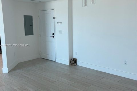 Condo in North Bay Village, Florida, 2 bedrooms  № 2003393 - photo 5