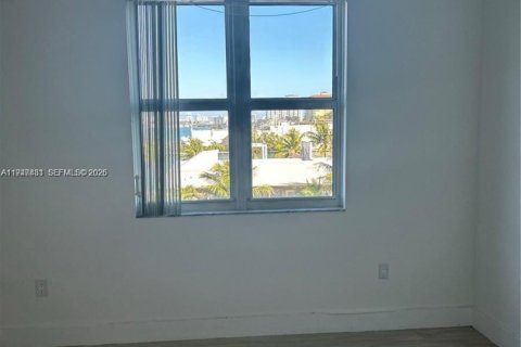 Condo in North Bay Village, Florida, 2 bedrooms  № 2003393 - photo 8