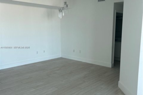 Condo in North Bay Village, Florida, 2 bedrooms  № 2003393 - photo 3