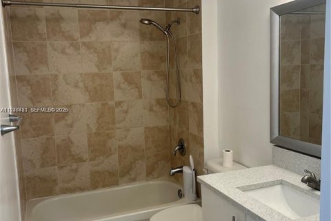 Condo in North Bay Village, Florida, 2 bedrooms  № 2003393 - photo 9