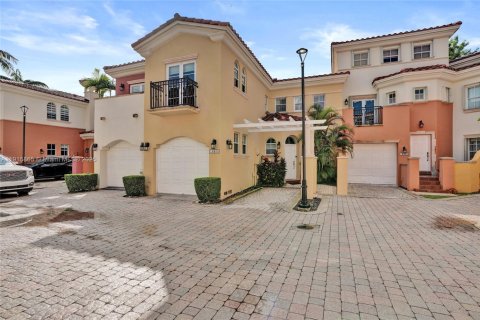 Casa en venta en Aventura, Florida, 3 dormitorios, 185.8 m2 № 1970766 - foto 1