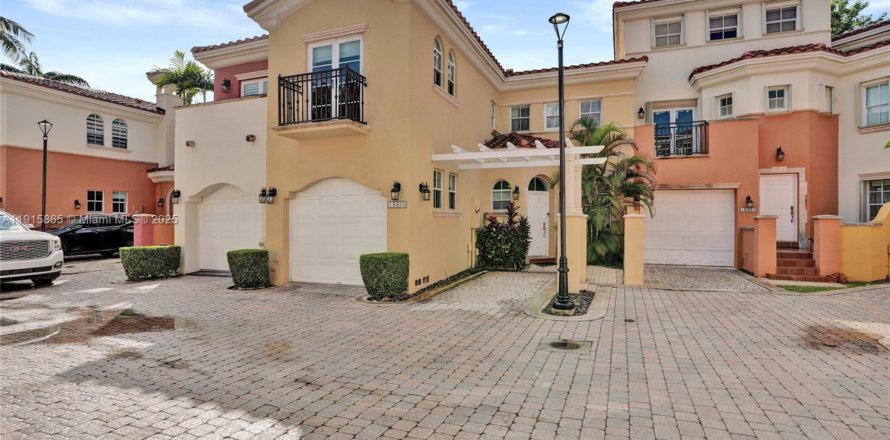 Casa en Aventura, Florida 3 dormitorios, 185.8 m2 № 1970766