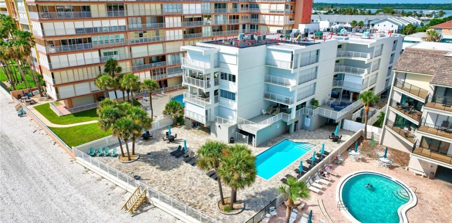 Condominio en Redington Beach, Florida, 4 dormitorios № 2108968