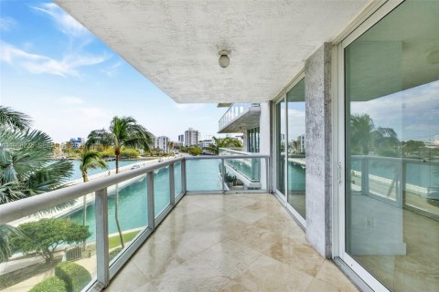Condominio en Miami Beach, Florida, 2 dormitorios  № 2029358