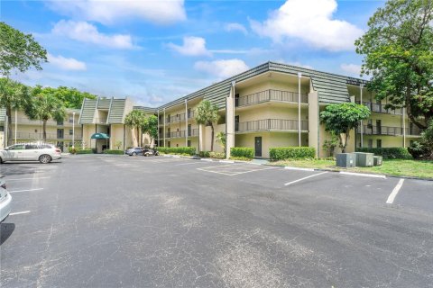 Condo in Tamarac, Florida, 2 bedrooms  № 1756547 - photo 4