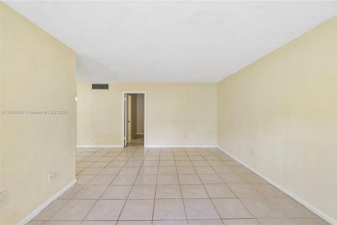 Condo in Tamarac, Florida, 2 bedrooms  № 1756547 - photo 16