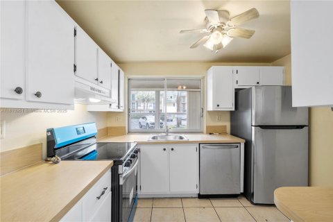 Condo in Tamarac, Florida, 2 bedrooms  № 1756547 - photo 10
