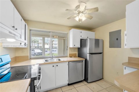 Condo in Tamarac, Florida, 2 bedrooms  № 1756547 - photo 12
