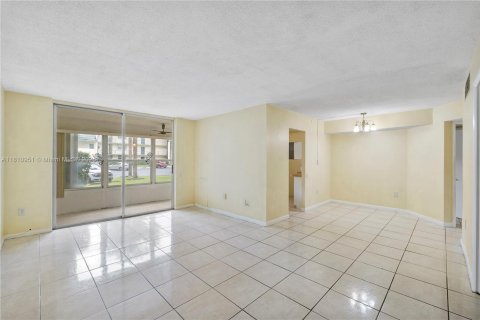 Condo in Tamarac, Florida, 2 bedrooms  № 1756547 - photo 15