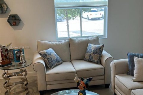 Adosado en venta en Miami, Florida, 3 dormitorios, 149.76 m2 № 1768622 - foto 2