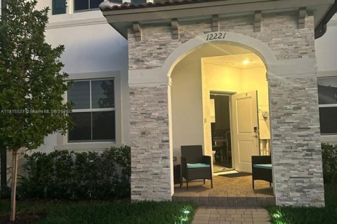 Adosado en venta en Miami, Florida, 3 dormitorios, 149.76 m2 № 1768622 - foto 1