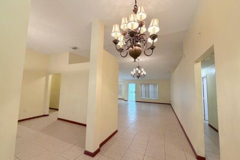 House in Port St. Lucie, Florida 4 bedrooms, 212.75 sq.m. № 2271269 - photo 9