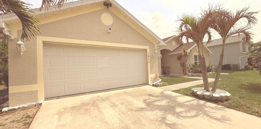House in Port St. Lucie, Florida 4 bedrooms, 212.75 sq.m. № 2271269