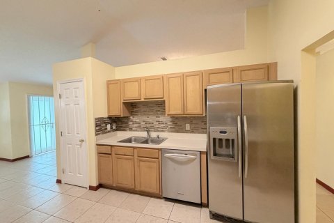 House in Port St. Lucie, Florida 4 bedrooms, 212.75 sq.m. № 2271269 - photo 15