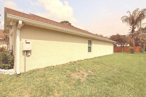 House in Port St. Lucie, Florida 4 bedrooms, 212.75 sq.m. № 2271269 - photo 5