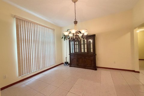 House in Port St. Lucie, Florida 4 bedrooms, 212.75 sq.m. № 2271269 - photo 11
