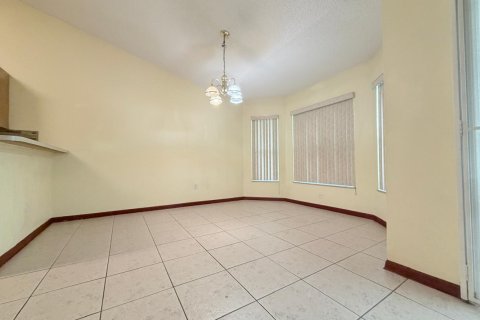 House in Port St. Lucie, Florida 4 bedrooms, 212.75 sq.m. № 2271269 - photo 19