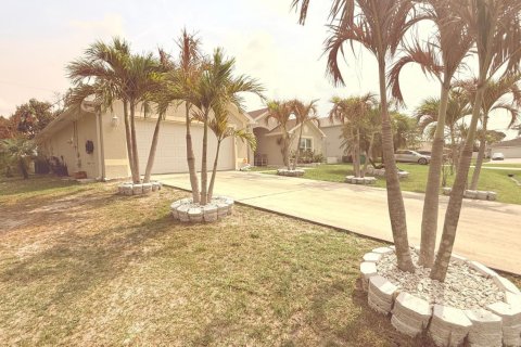House in Port St. Lucie, Florida 4 bedrooms, 212.75 sq.m. № 2271269 - photo 8