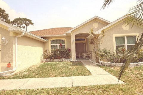 House in Port St. Lucie, Florida 4 bedrooms, 212.75 sq.m. № 2271269 - photo 2