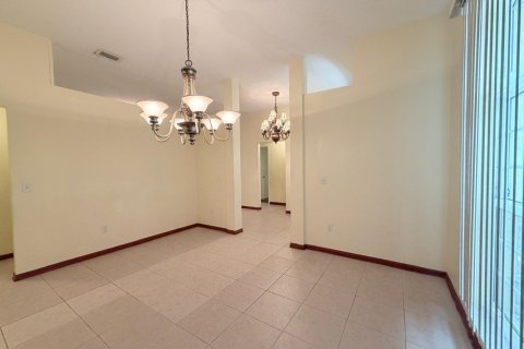 House in Port St. Lucie, Florida 4 bedrooms, 212.75 sq.m. № 2271269 - photo 12