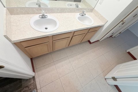 House in Port St. Lucie, Florida 4 bedrooms, 212.75 sq.m. № 2271269 - photo 25