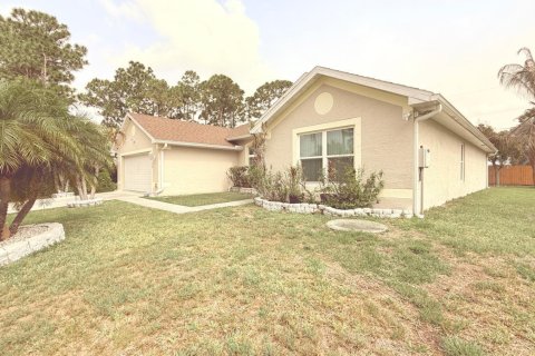 House in Port St. Lucie, Florida 4 bedrooms, 212.75 sq.m. № 2271269 - photo 3