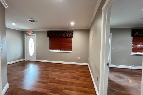 Propiedad comercial en alquiler en Fruitland Park, Florida, 379.97 m2 № 1688144 - foto 4
