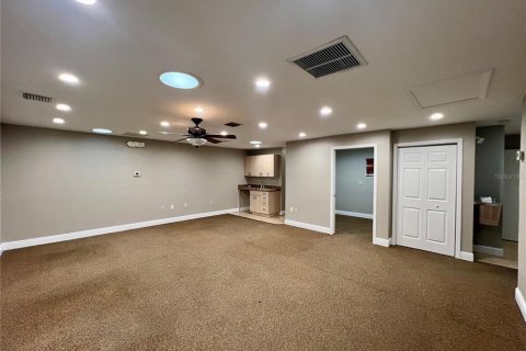 Propiedad comercial en alquiler en Fruitland Park, Florida, 379.97 m2 № 1688144 - foto 5