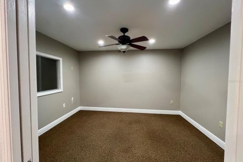 Propiedad comercial en alquiler en Fruitland Park, Florida, 379.97 m2 № 1688144 - foto 12