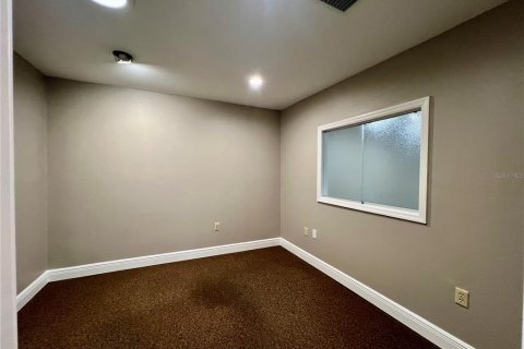 Propiedad comercial en alquiler en Fruitland Park, Florida, 379.97 m2 № 1688144 - foto 10
